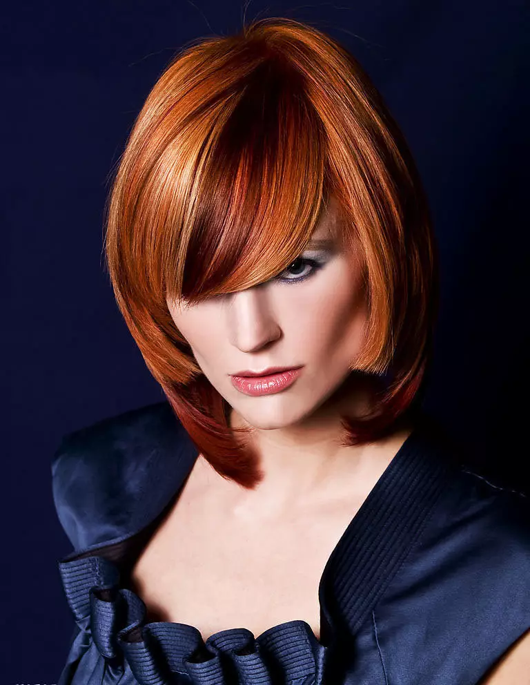 Potongan rambut pada rambut merah (55 gambar): Hairstyles pada panjang tengah rambut warna tembaga-merah dengan bangs, memilih KARA, Pixie atau Bob 6006_40