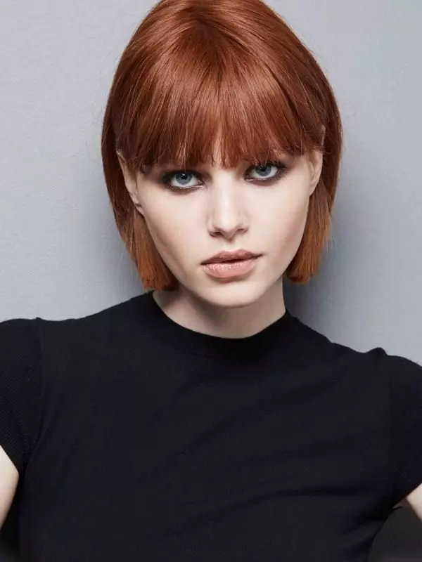 Cortes de pelo en cabelo vermello (55 fotos): peiteados na lonxitude media do cabelo de cor vermella de cobre con golpes, elixe un kara, pixie ou bob 6006_44