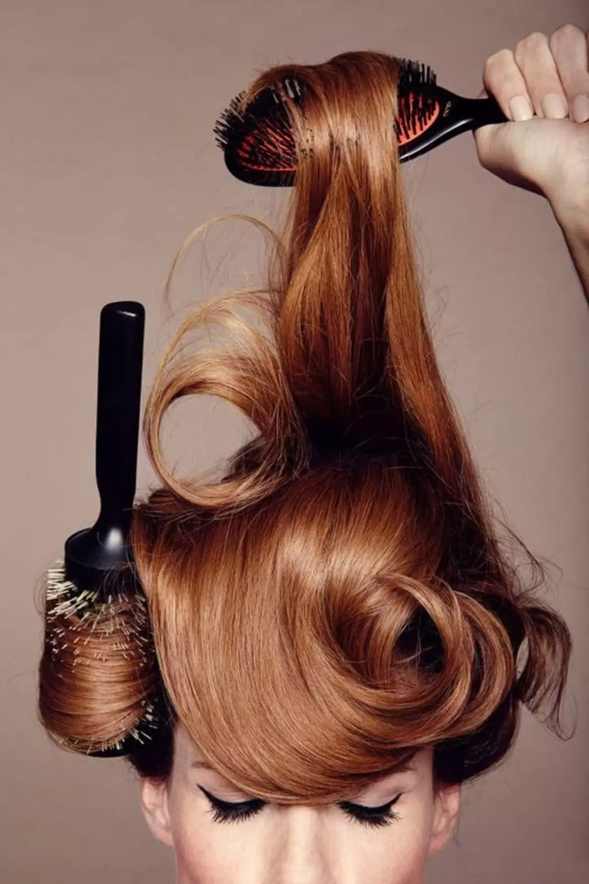 Фризури на црвена коса (55 фотографии): фризури на средната должина на косата на бакар-црвена боја со удирања, изберете Кара, Pixie или Bob 6006_46