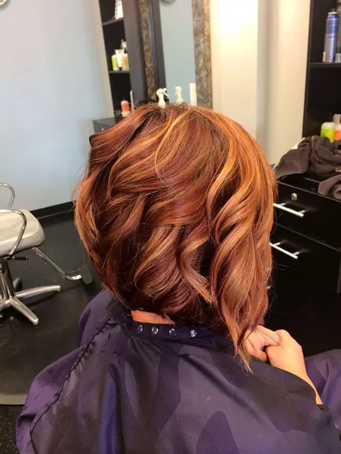 Coupes de cheveux sur les cheveux roux (55 photos): coiffures sur la longueur du milieu des cheveux de couleur cuivre-rouge avec une frange, choisissez un kara, pixie ou bob 6006_48