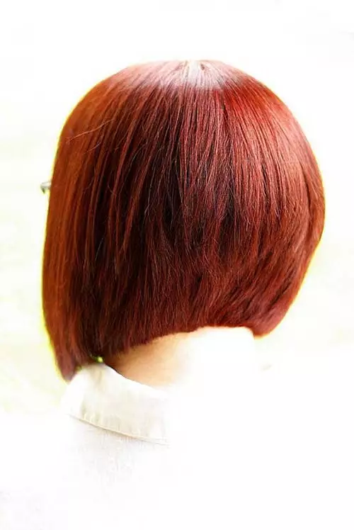 Фризури на црвена коса (55 фотографии): фризури на средната должина на косата на бакар-црвена боја со удирања, изберете Кара, Pixie или Bob 6006_51