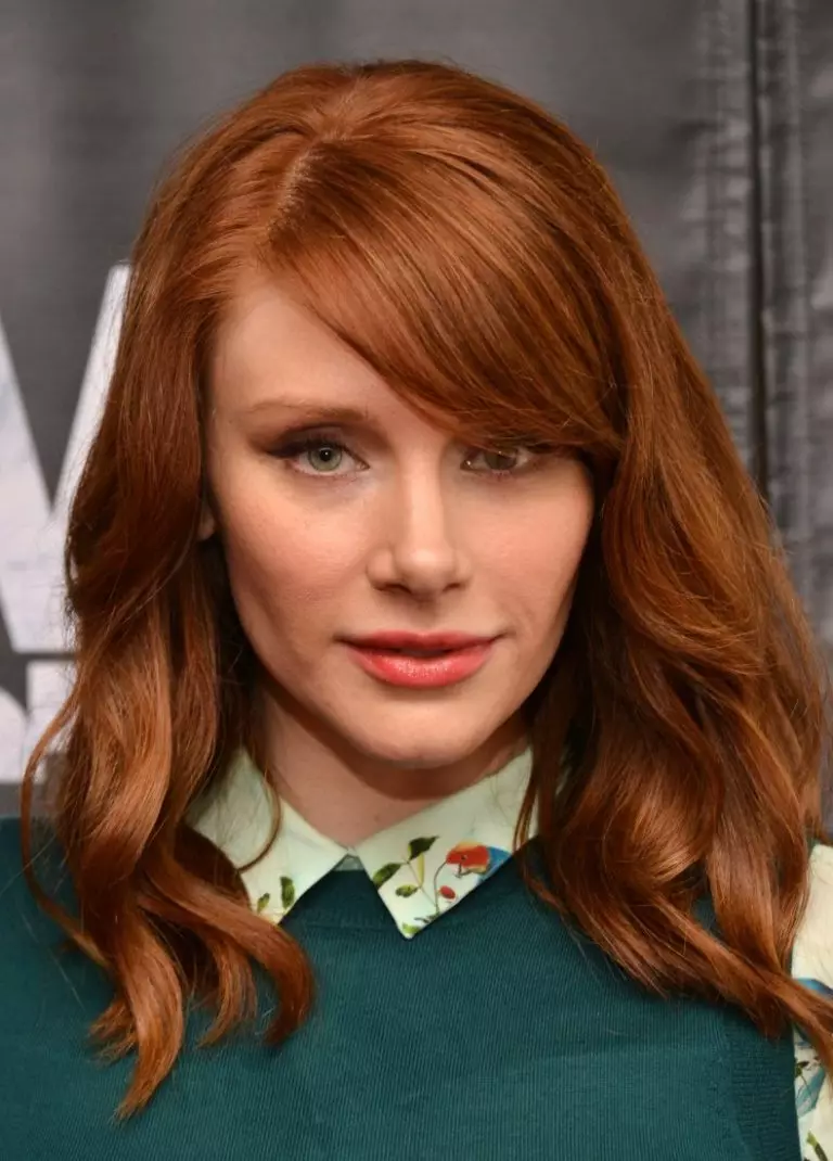 Kızıl saçlı saç kesimi (55 fotoğraf): Bangs ile bakır kırmızı renk saçın orta uzunluğunda saç modelleri, bir Kara, Pixie veya Bob seçin 6006_9