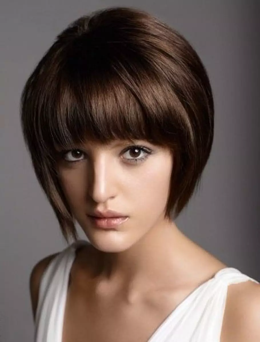 Brunettes (58 fotoğraf) için saç kesimi: Moda saç modelleri orta ve uzun saçlı 2022, yuvarlak yüzlü kızlar için patlama ile bir kare veya pixie bir saç kesimi seçin 6007_14