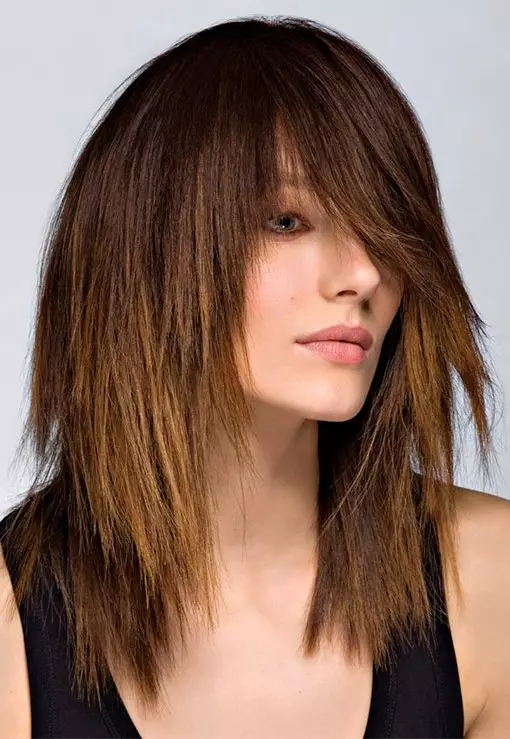 Brunettes (58 fotoğraf) için saç kesimi: Moda saç modelleri orta ve uzun saçlı 2022, yuvarlak yüzlü kızlar için patlama ile bir kare veya pixie bir saç kesimi seçin 6007_23