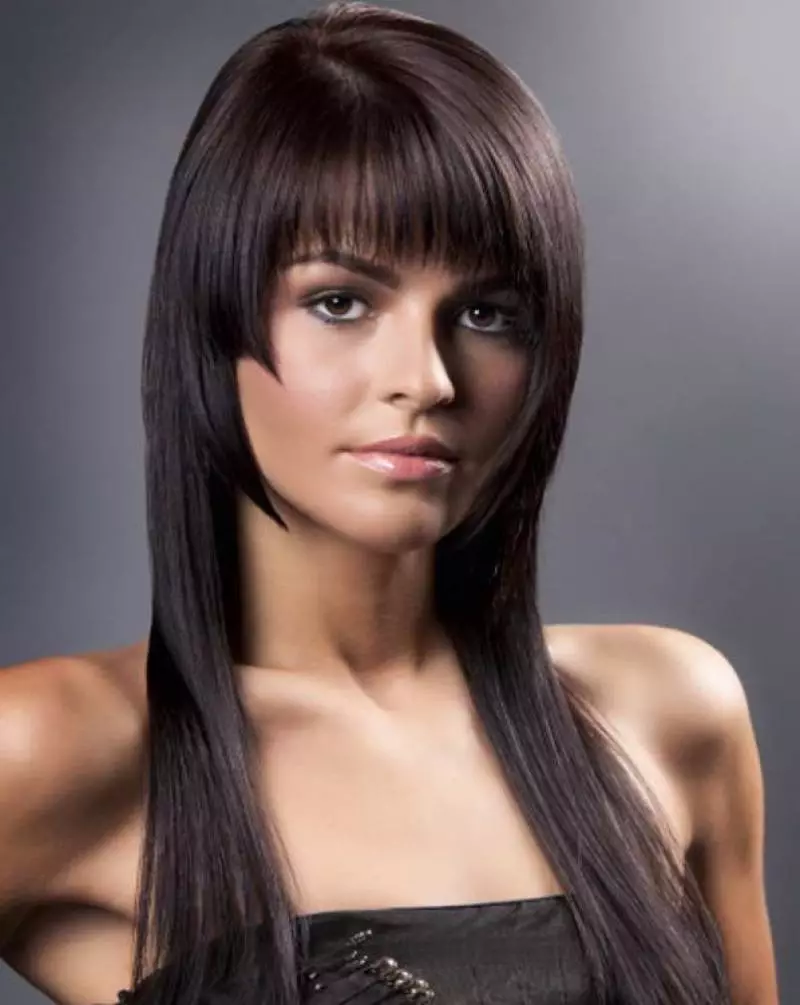 Brunettes (58 fotoğraf) için saç kesimi: Moda saç modelleri orta ve uzun saçlı 2022, yuvarlak yüzlü kızlar için patlama ile bir kare veya pixie bir saç kesimi seçin 6007_31