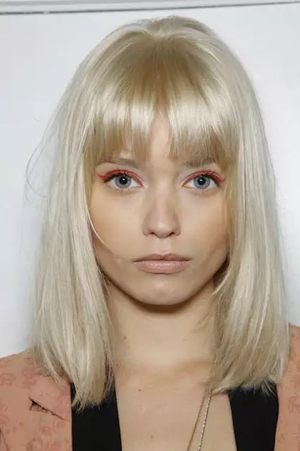 Haircuts for blondes (66 wêne): Lênêrîn li ser porê navîn û dirêj û dirêj bi bangên, trendy û porên xweşik ên bedew 6008_16