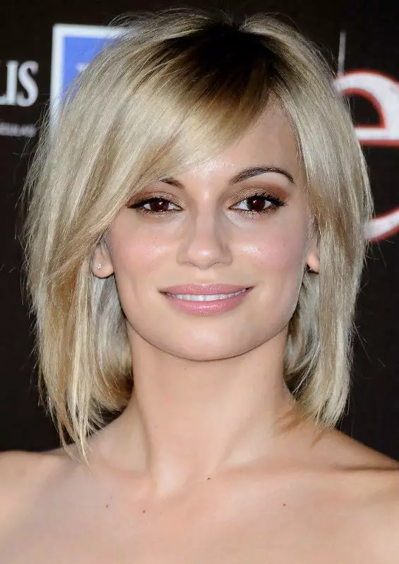 Haircuts për blondes (66 foto): kujdes në flokë të mesme dhe të gjata të hollë me bangs, hairstyles të modës dhe të bukur 6008_19