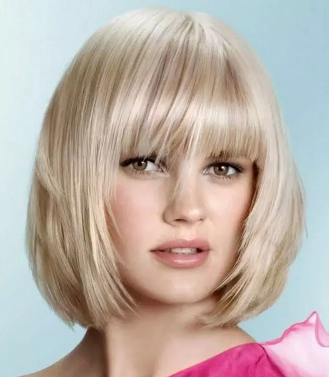 Účesy pro blondýnky (66 fotek): péče o střední a dlouhé tenké vlasy s třeskami, módní a krásné účesy 6008_21