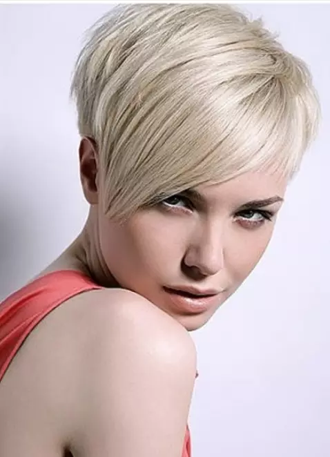 Účesy pro blondýnky (66 fotek): péče o střední a dlouhé tenké vlasy s třeskami, módní a krásné účesy 6008_23