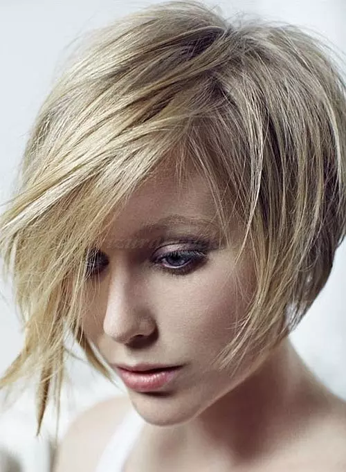 Haircuts për blondes (66 foto): kujdes në flokë të mesme dhe të gjata të hollë me bangs, hairstyles të modës dhe të bukur 6008_24