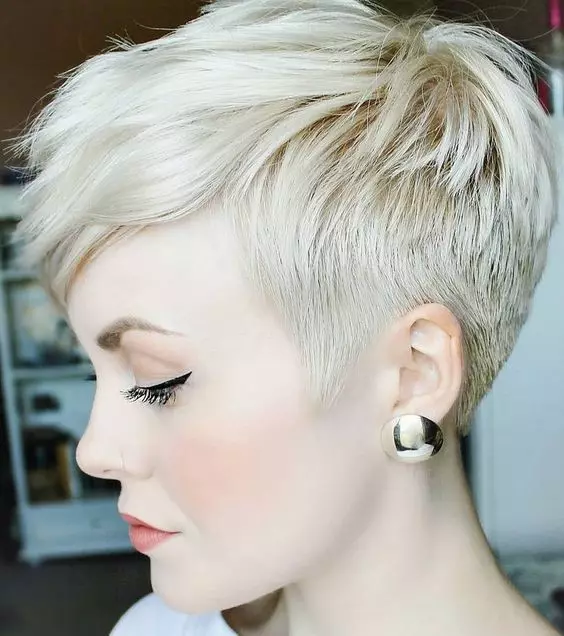 Haircuts për blondes (66 foto): kujdes në flokë të mesme dhe të gjata të hollë me bangs, hairstyles të modës dhe të bukur 6008_33