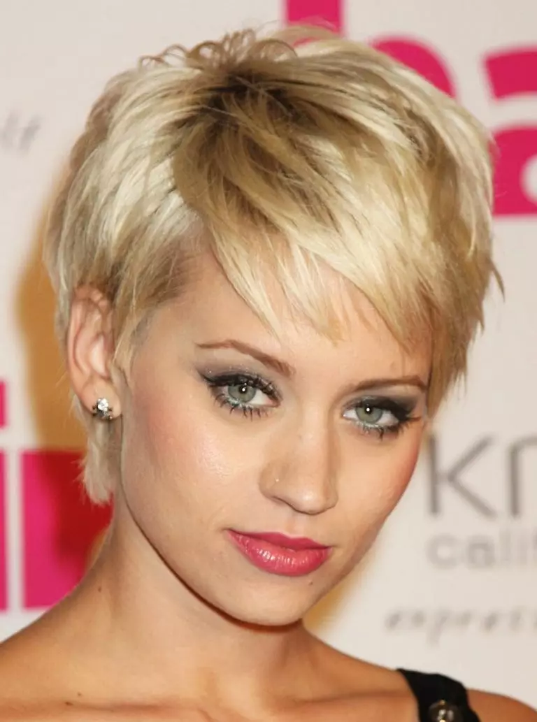 Haircuts for blondes (66 wêne): Lênêrîn li ser porê navîn û dirêj û dirêj bi bangên, trendy û porên xweşik ên bedew 6008_35