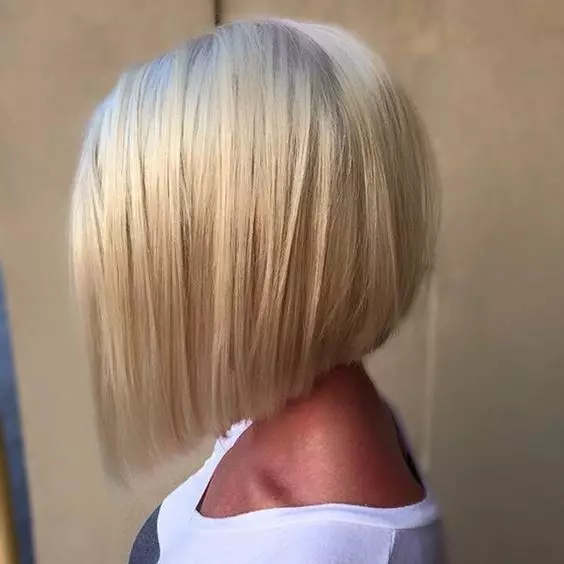 Haircuts for blondes (66 wêne): Lênêrîn li ser porê navîn û dirêj û dirêj bi bangên, trendy û porên xweşik ên bedew 6008_37