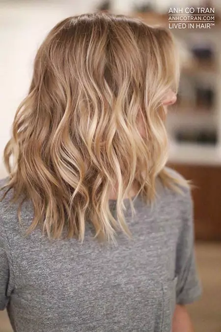 Haircuts për blondes (66 foto): kujdes në flokë të mesme dhe të gjata të hollë me bangs, hairstyles të modës dhe të bukur 6008_4