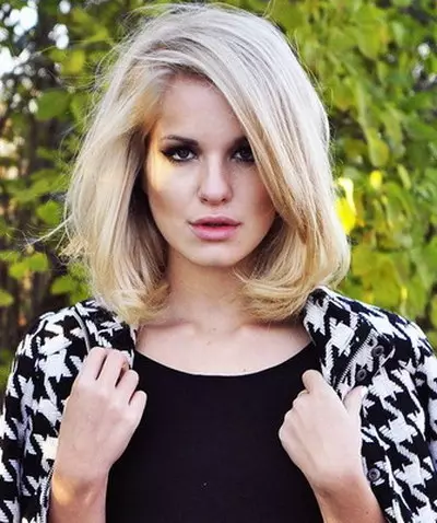 Haircuts for blondes (66 wêne): Lênêrîn li ser porê navîn û dirêj û dirêj bi bangên, trendy û porên xweşik ên bedew 6008_41