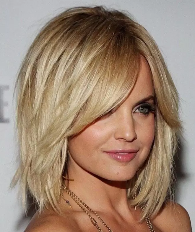 Haircuts për blondes (66 foto): kujdes në flokë të mesme dhe të gjata të hollë me bangs, hairstyles të modës dhe të bukur 6008_42
