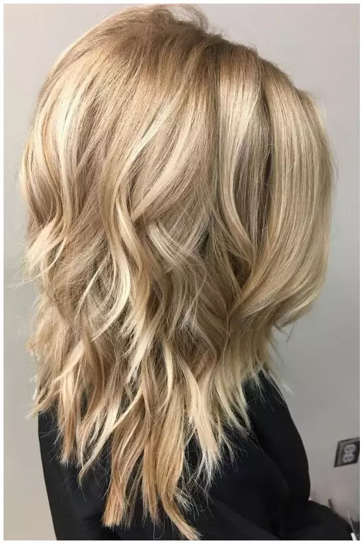 Haircuts for blondes (66 wêne): Lênêrîn li ser porê navîn û dirêj û dirêj bi bangên, trendy û porên xweşik ên bedew 6008_46