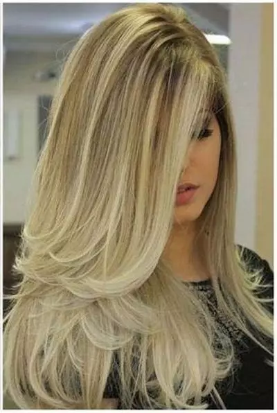 Haircuts for blondes (66 wêne): Lênêrîn li ser porê navîn û dirêj û dirêj bi bangên, trendy û porên xweşik ên bedew 6008_47