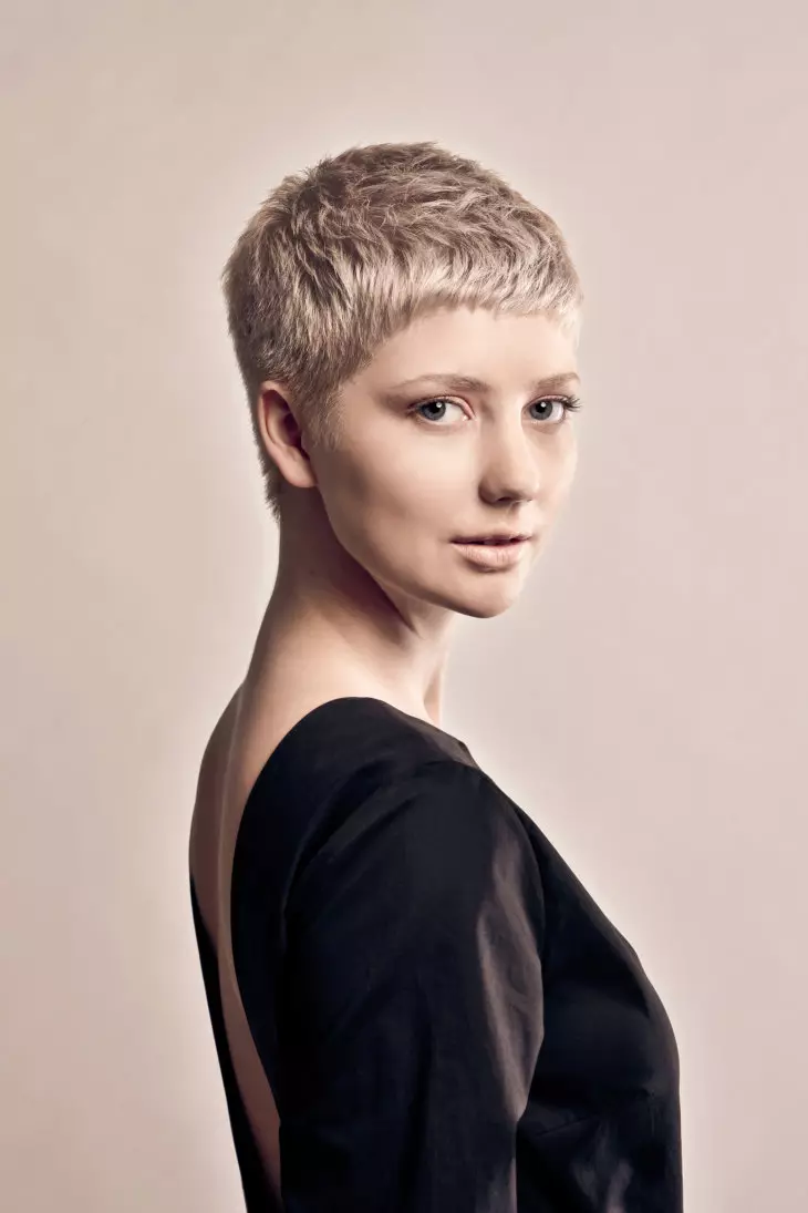 Haircuts for blondes (66 wêne): Lênêrîn li ser porê navîn û dirêj û dirêj bi bangên, trendy û porên xweşik ên bedew 6008_55