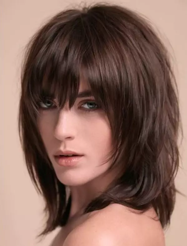 حلاقة الشعر لموجه ممدود (65 صورة): ما تصفيفة الشعر للفتيات مع الجبين العالي وشعر رقيق مناسب، أمثلة قبل وبعد 6012_30