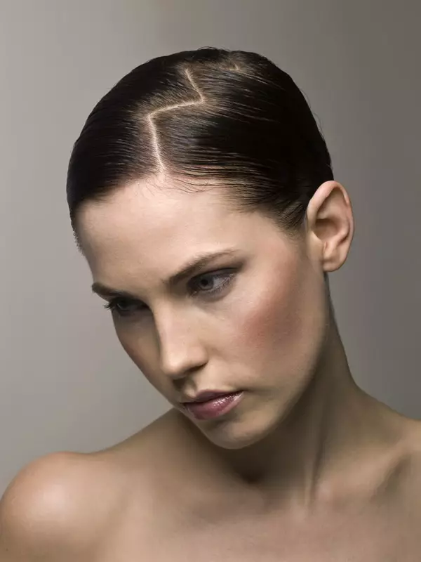 حلاقة الشعر لموجه ممدود (65 صورة): ما تصفيفة الشعر للفتيات مع الجبين العالي وشعر رقيق مناسب، أمثلة قبل وبعد 6012_51