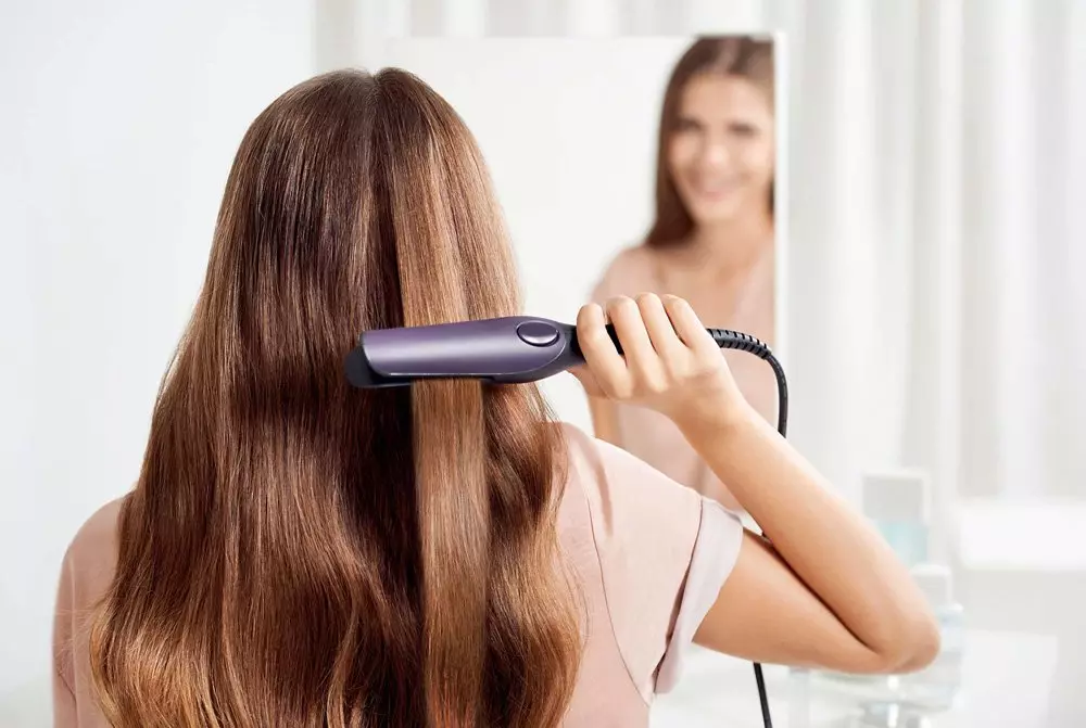 Pembirun rambut shampoos: rating pangsaéna pikeun rambut garing. Pilih Shampoos Profesional pikeun dicét sareng rapuh pisan, rusak rambut 6017_9