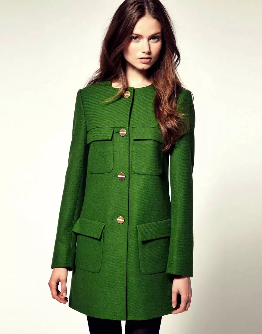 Çfarë duhet të veshin një pallto të gjelbër (122 foto): jeshile e errët, ajo që shall do të përshtatet, qese, pajisje, pallto me një jakë angleze 601_10