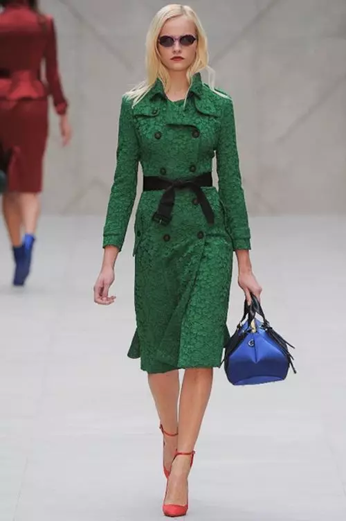 Qué llevar un abrigo verde (122 fotos): verde oscuro, qué bufanda se ajustará, bolsa, accesorios, abrigo con un collar de inglés 601_102