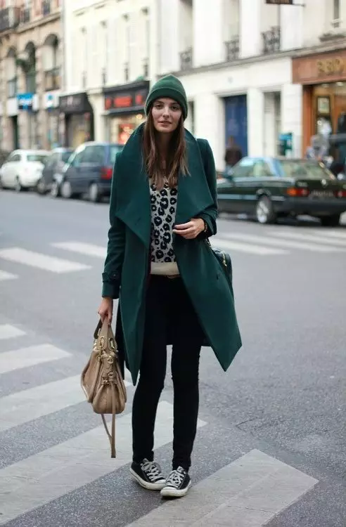 Qué llevar un abrigo verde (122 fotos): verde oscuro, qué bufanda se ajustará, bolsa, accesorios, abrigo con un collar de inglés 601_110