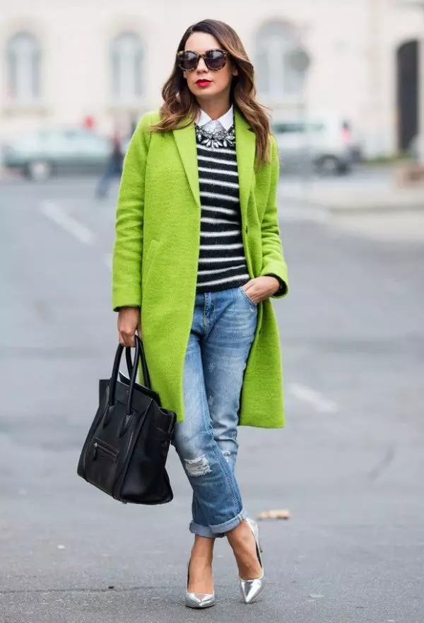 Ano ang Magsuot ng Green Coat (122 mga larawan): Madilim na berde, anong scarf ang magkasya, bag, accessories, amerikana na may Ingles na kwelyo 601_112