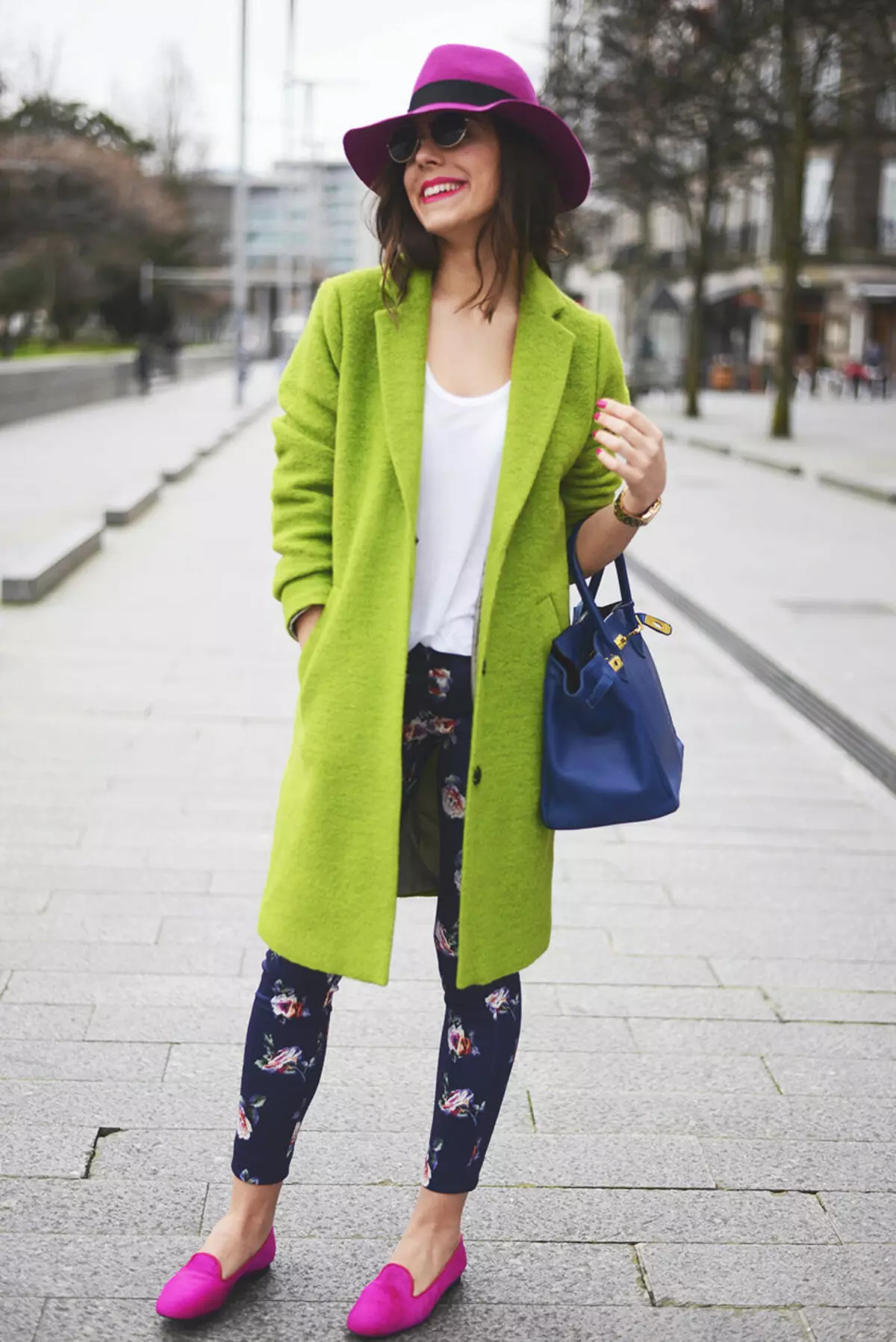 Qué llevar un abrigo verde (122 fotos): verde oscuro, qué bufanda se ajustará, bolsa, accesorios, abrigo con un collar de inglés 601_114