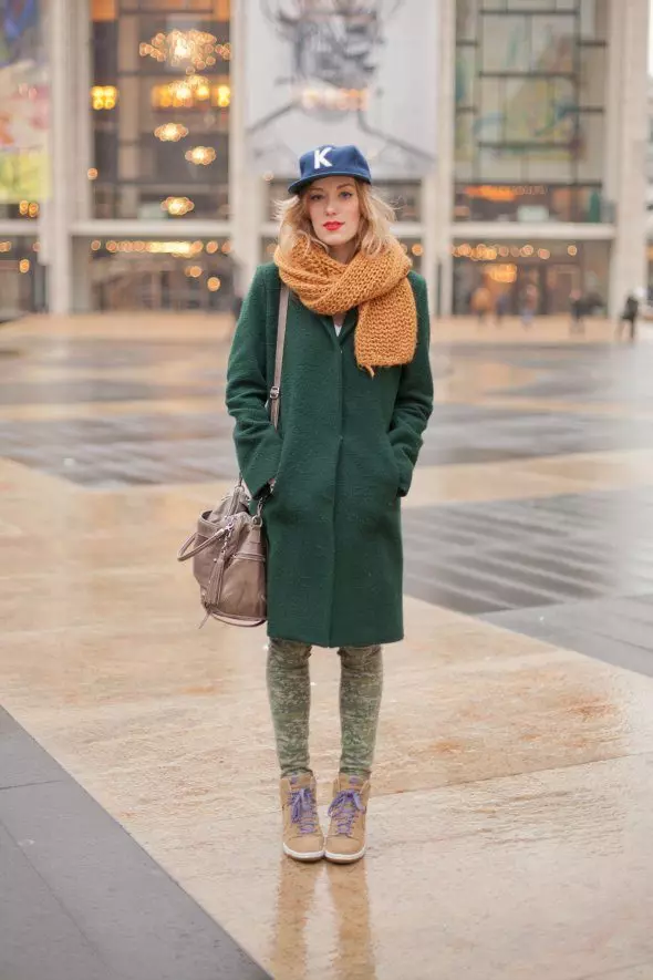Qué llevar un abrigo verde (122 fotos): verde oscuro, qué bufanda se ajustará, bolsa, accesorios, abrigo con un collar de inglés 601_118