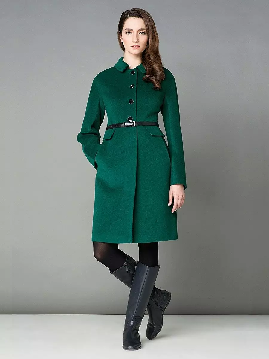 Çfarë duhet të veshin një pallto të gjelbër (122 foto): jeshile e errët, ajo që shall do të përshtatet, qese, pajisje, pallto me një jakë angleze 601_17