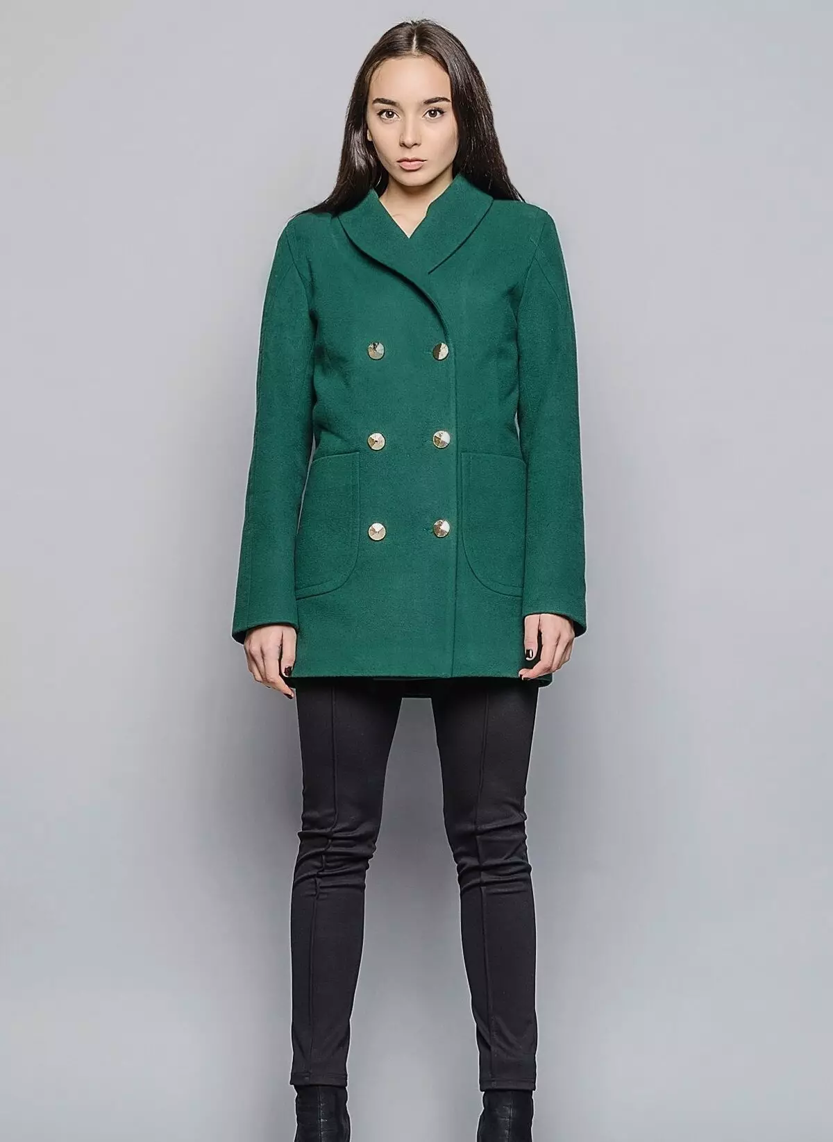 Çfarë duhet të veshin një pallto të gjelbër (122 foto): jeshile e errët, ajo që shall do të përshtatet, qese, pajisje, pallto me një jakë angleze 601_18