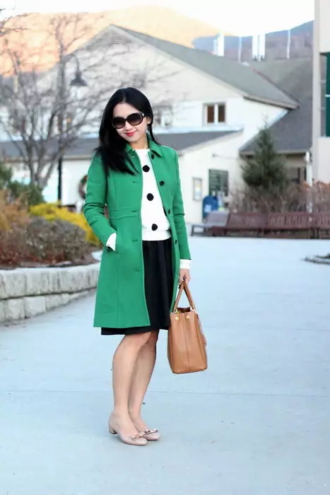 녹색 코트 (122 장의 사진)를 착용하는 것 : 진한 녹색, 어떤 스카프가 적합 할 것, 가방, 부속품, 영어 칼라가있는 코트 601_25