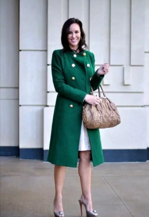 녹색 코트 (122 장의 사진)를 착용하는 것 : 진한 녹색, 어떤 스카프가 적합 할 것, 가방, 부속품, 영어 칼라가있는 코트 601_41