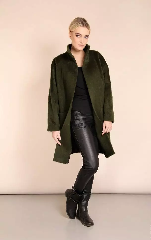 녹색 코트 (122 장의 사진)를 착용하는 것 : 진한 녹색, 어떤 스카프가 적합 할 것, 가방, 부속품, 영어 칼라가있는 코트 601_47