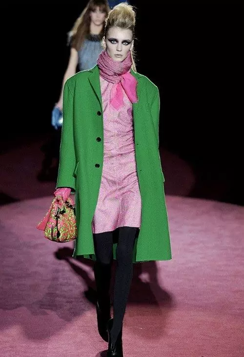 Qué llevar un abrigo verde (122 fotos): verde oscuro, qué bufanda se ajustará, bolsa, accesorios, abrigo con un collar de inglés 601_50