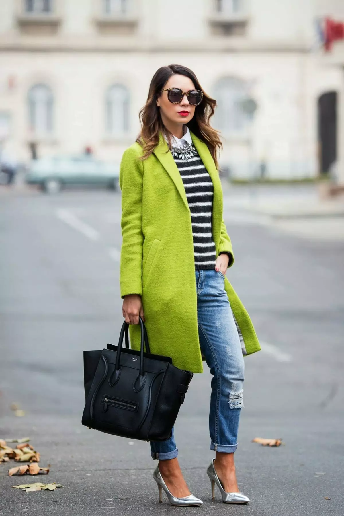 Ano ang Magsuot ng Green Coat (122 mga larawan): Madilim na berde, anong scarf ang magkasya, bag, accessories, amerikana na may Ingles na kwelyo 601_53