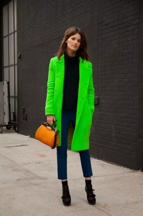 Qué llevar un abrigo verde (122 fotos): verde oscuro, qué bufanda se ajustará, bolsa, accesorios, abrigo con un collar de inglés 601_55