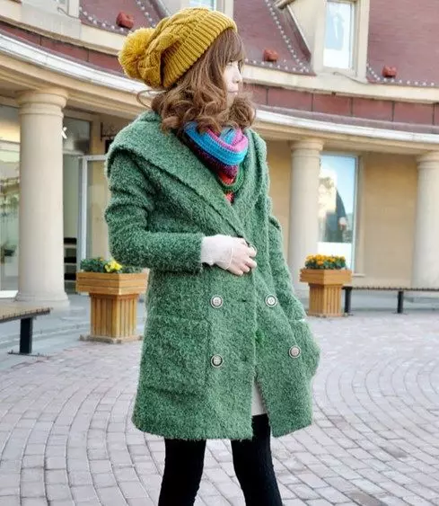 Ano ang Magsuot ng Green Coat (122 mga larawan): Madilim na berde, anong scarf ang magkasya, bag, accessories, amerikana na may Ingles na kwelyo 601_90