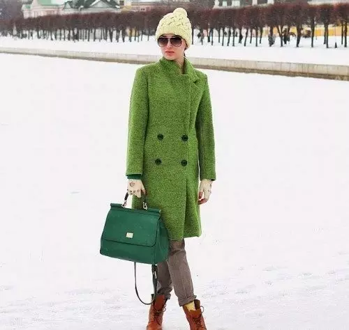 Qué llevar un abrigo verde (122 fotos): verde oscuro, qué bufanda se ajustará, bolsa, accesorios, abrigo con un collar de inglés 601_91