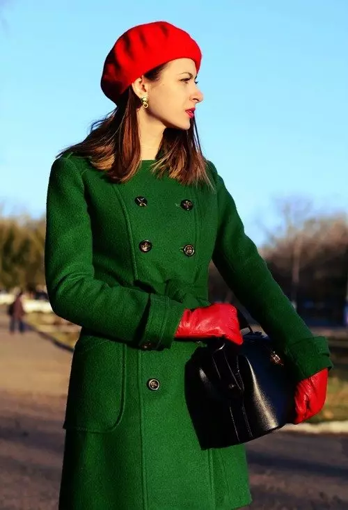 Qué llevar un abrigo verde (122 fotos): verde oscuro, qué bufanda se ajustará, bolsa, accesorios, abrigo con un collar de inglés 601_92