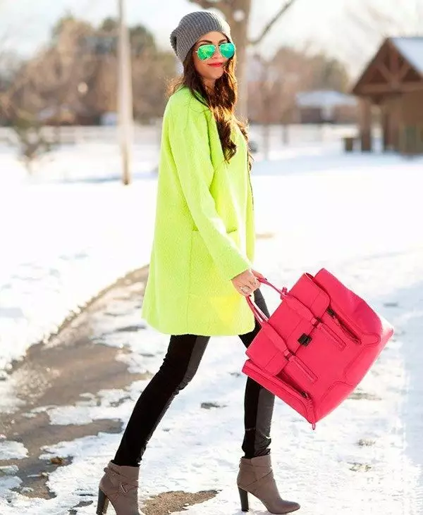 Qué llevar un abrigo verde (122 fotos): verde oscuro, qué bufanda se ajustará, bolsa, accesorios, abrigo con un collar de inglés 601_94