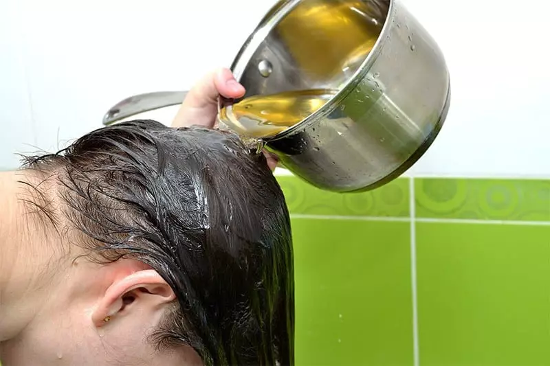 家で髪を明るくする方法？民俗救済療法で塗料なしの52フォトライト髪：蜂蜜とソーダ。他に何を使うことができますか？レビュー 6020_36