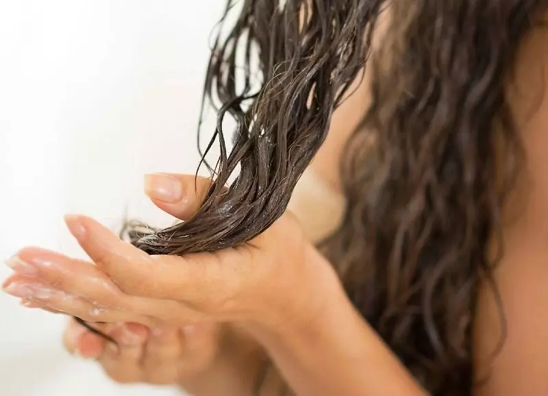 Dermanên ji bo afirandina curls: kozmetikên profesyonel ên ji bo kemilandina li ser porê rasterast, awayên ku meriv li ser malên wavy li malê ava bikin 6042_21