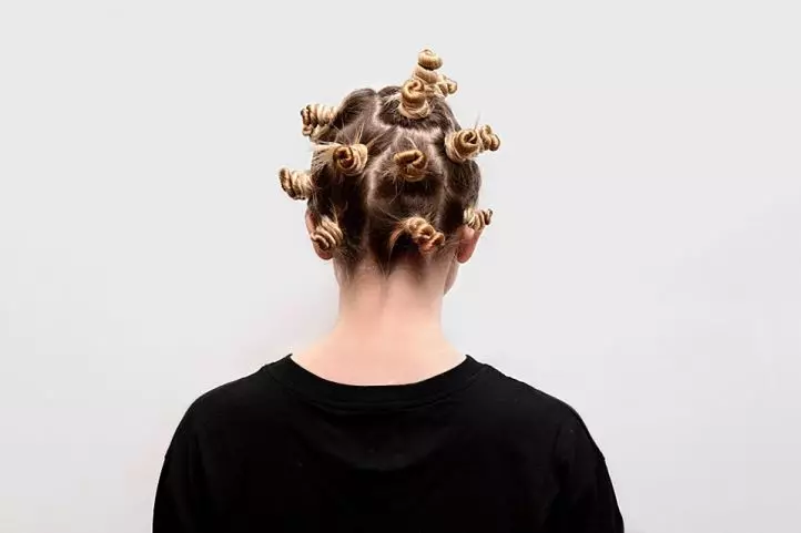 curls بنانے کے لئے علاج: براہ راست بال پر کرلنگ کرلنگ کے لئے پروفیشنل کاسمیٹکس، گھر میں لہرائی curls بنانے کے طریقے 6042_24