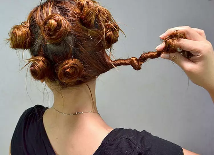 curls بنانے کے لئے علاج: براہ راست بال پر کرلنگ کرلنگ کے لئے پروفیشنل کاسمیٹکس، گھر میں لہرائی curls بنانے کے طریقے 6042_25