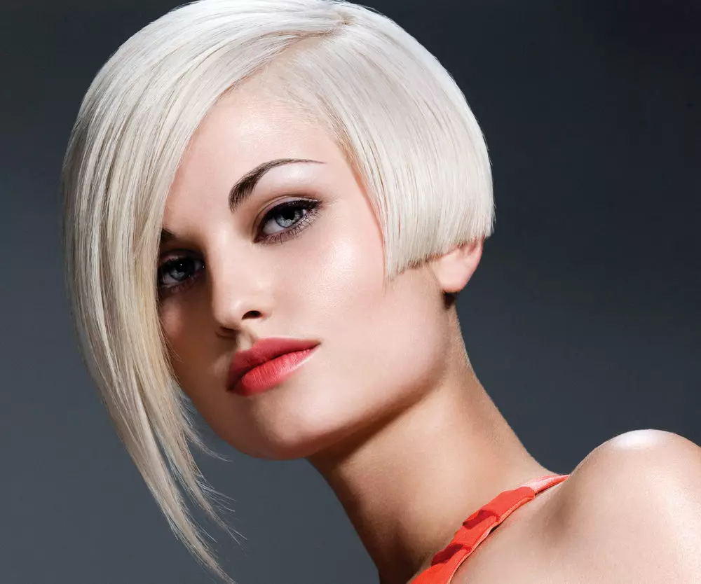 Ein Set für die Haarabschirmung von Estel Professional: Wie man ein Abschirmungsverfahren verdient, das blonde Haar zu Hause beschädigt hat? Feedback-Experten. 6048_4
