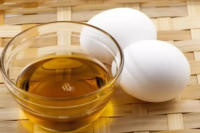 Topeng dengan minyak kastor untuk rambut: Bagaimana untuk membuat ubat di rumah dengan telur untuk pertumbuhan dan terhadap keguguran rambut? Topeng dengan minyak pesat dan madu, ulasan 6081_10